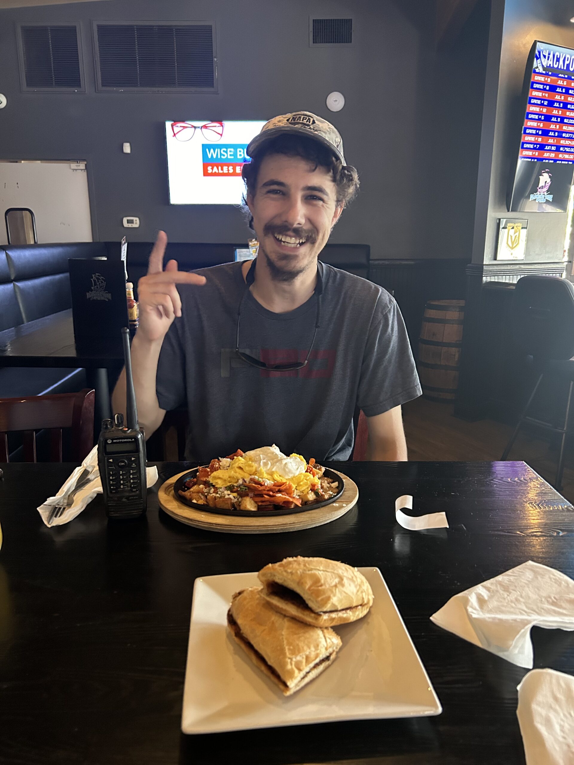 Dan W7IVK at Flowing Tide Pub